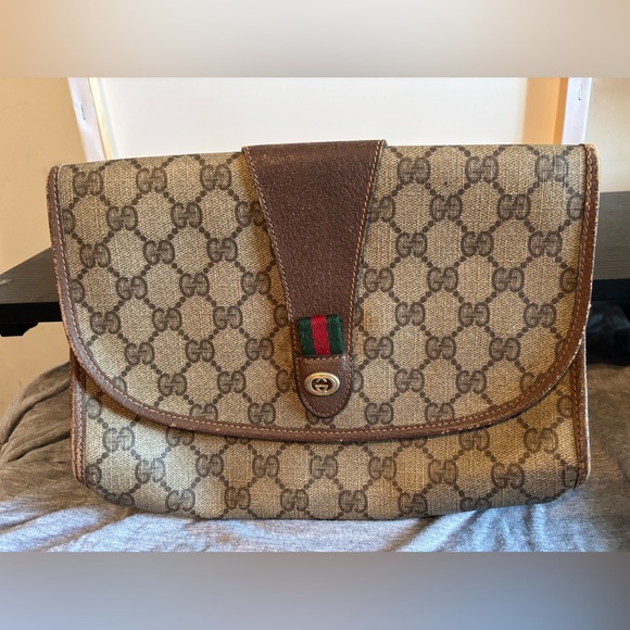 Gucci Handbags - Authentic Vintage Gucci Sherry Line GG Supreme Clutch - Crossbody Chain Included
